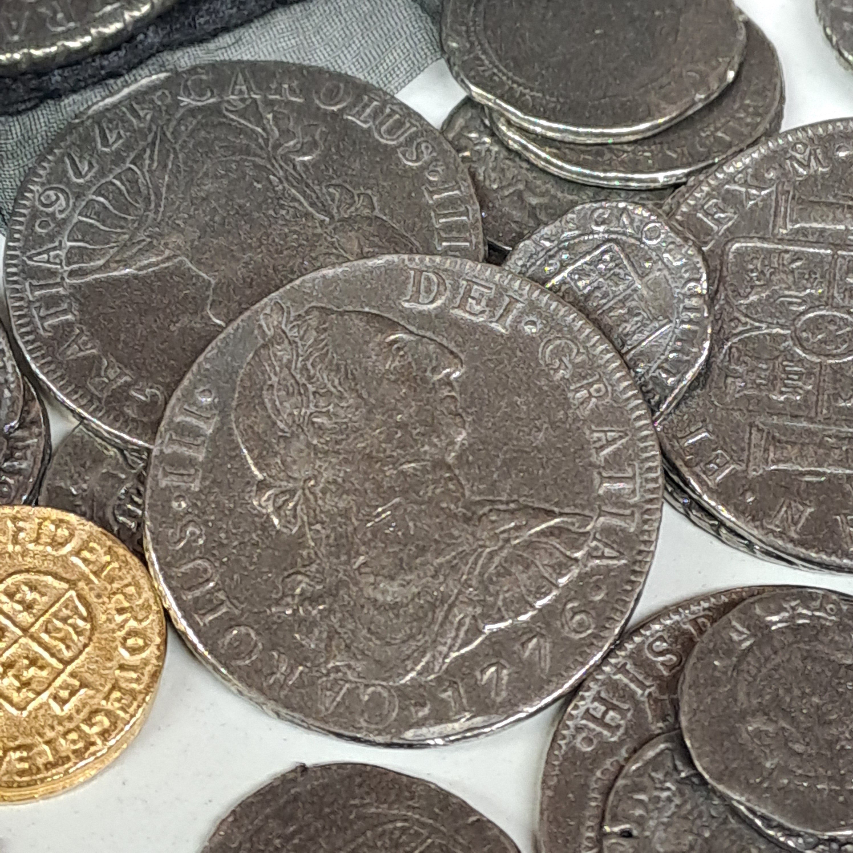 Piratenschatz im Beutel mit 100 Münzen / aus Metall ca. 1509 - 1776