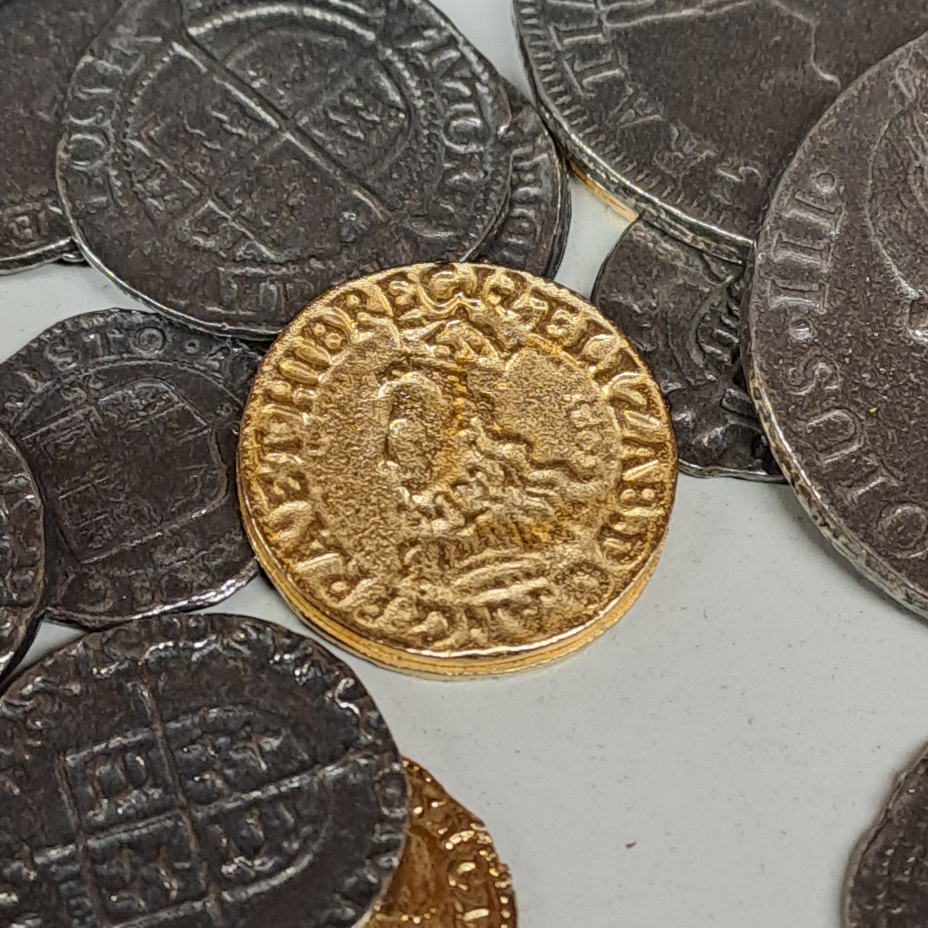 Piratenschatz im Beutel mit 100 Münzen / aus Metall ca. 1509 - 1776