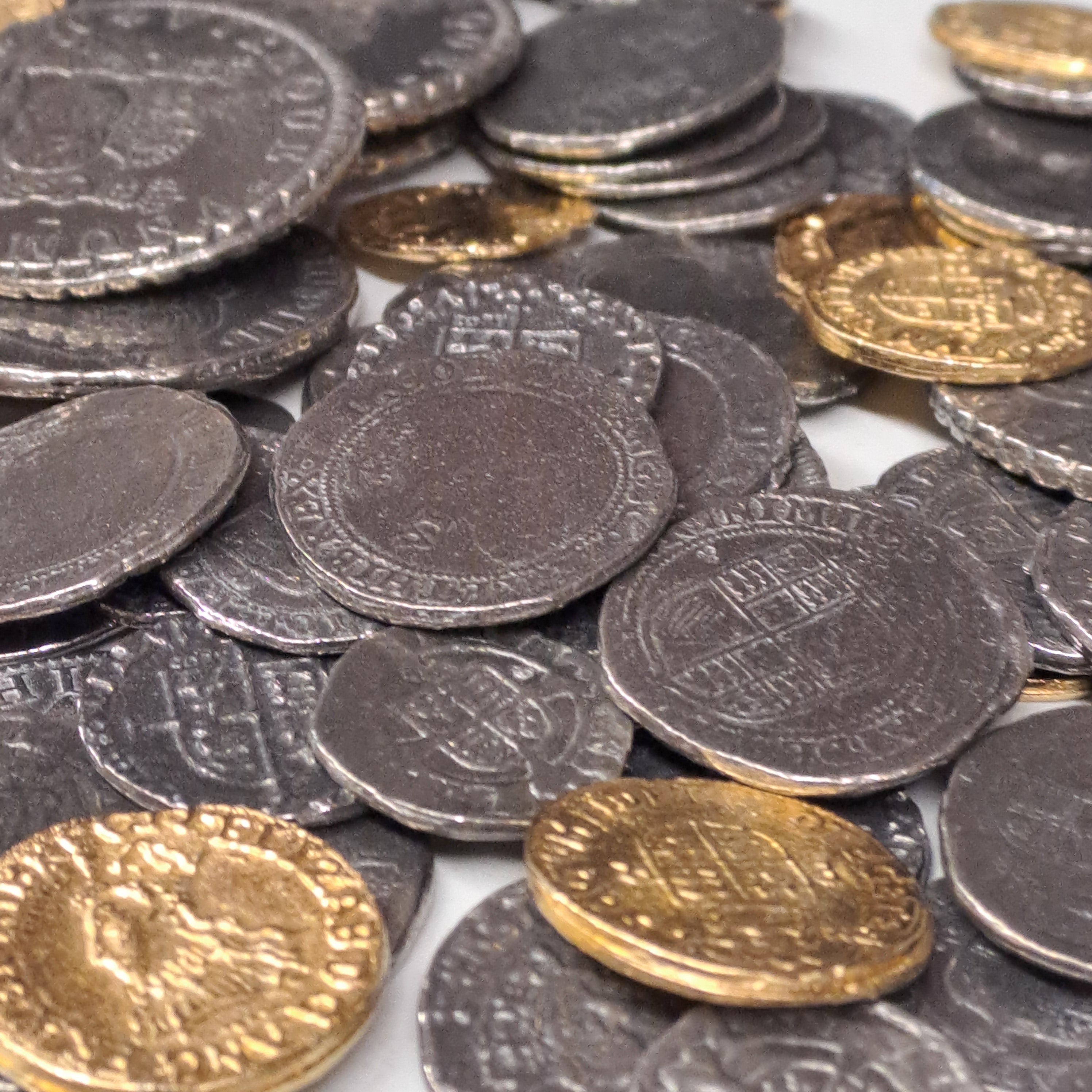 Piratenschatz im Beutel mit 100 Münzen / aus Metall ca. 1509 - 1776